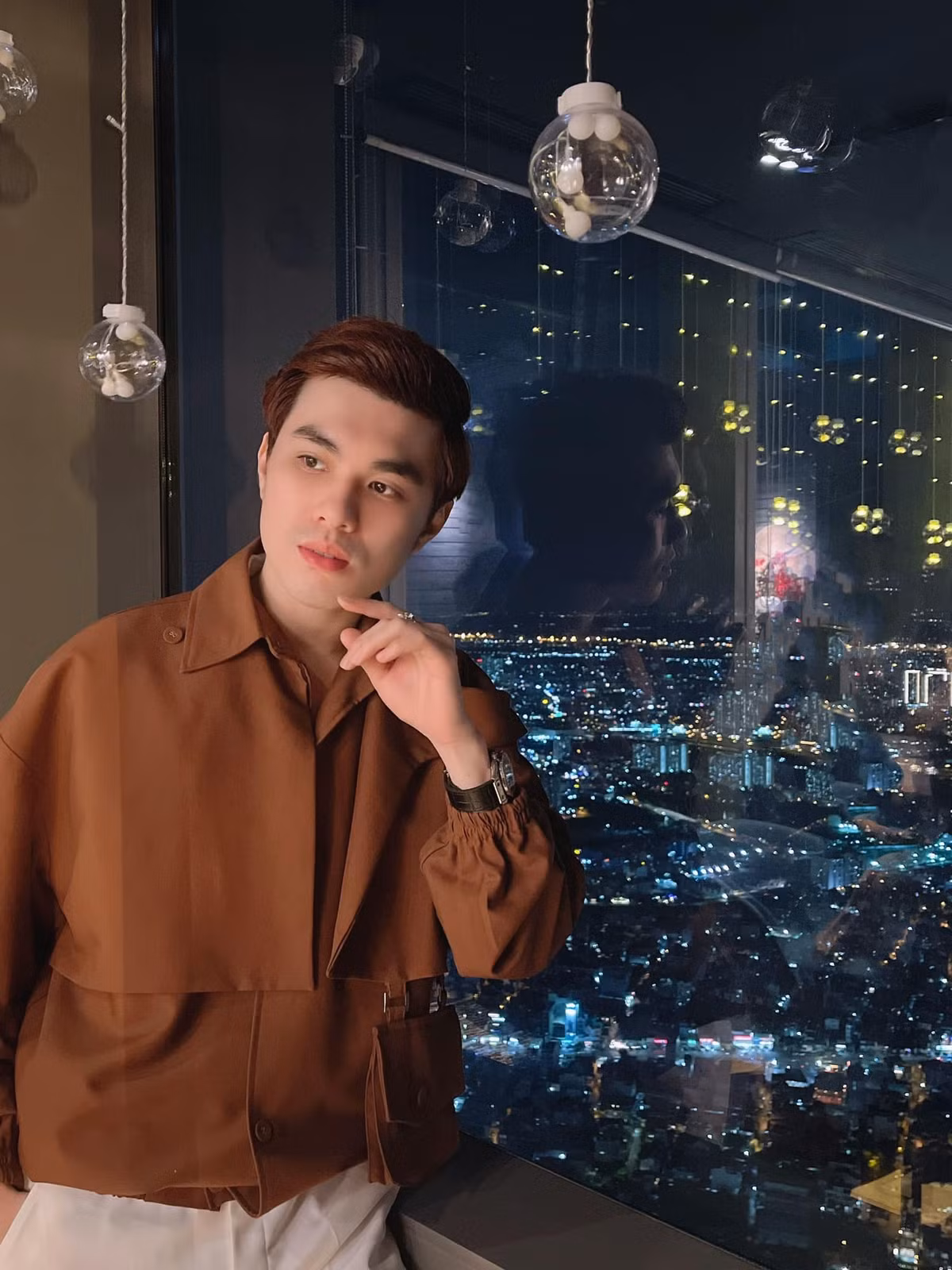 Liêng Kiếng Quang tên thật là Quách Liêng Quang, từng tốt nghiệp Đại học Sân khấu Điện ảnh TP. HCM.