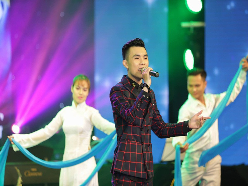 Anh có biệt danh “hoàng tử nhạc Phật”.