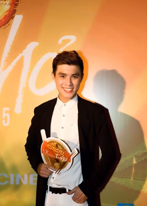 Ngoài ca hát, Kiếng Quang còn đóng phim và làm người mẫu. Anh từng đóng vai phụ trong các phim "Kungfu Phở", “Nữ đại gia”.