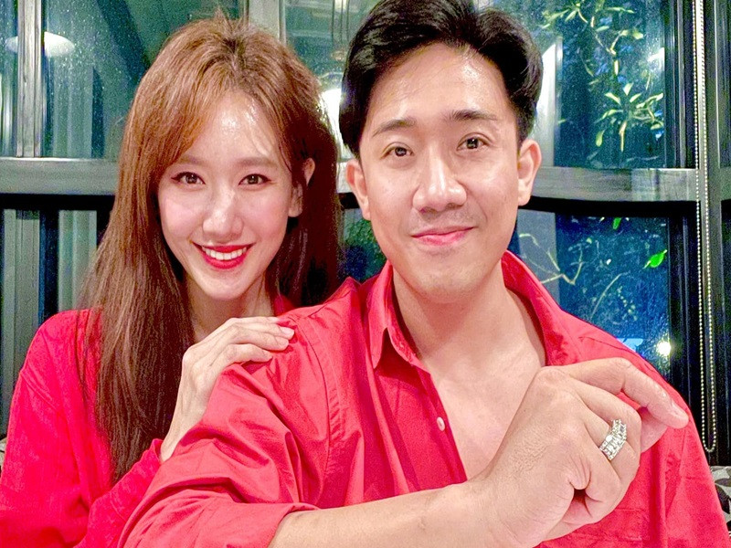 Sau khi chia tay Tiến Đạt, Hari Won lộ ảnh hôn Trấn Thành khiến dư luận xôn xao. Bị nhiều khán giả nghi dùng chuyện tình cảm để PR, Hari Won và Trấn Thành đều bị các nhãn hàng quay lưng.