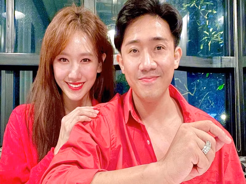 Sau khi chia tay Tiến Đạt, Hari Won lộ ảnh hôn Trấn Thành khiến dư luận xôn xao. Bị nhiều khán giả nghi dùng chuyện tình cảm để PR, Hari Won và Trấn Thành đều bị các nhãn hàng quay lưng.