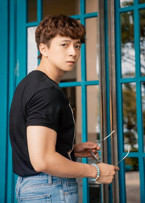 Khi vướng scandal có con với em gái Thanh Thảo, Ngô Kiến Huy bị hủy hợp đồng quảng cáo. Thời điểm đó, nam ca sĩ tuyệt vọng vì không có thu nhập. Anh đã phải đi bưng bê trà sữa, đóng vai quần chúng để mưu sinh.