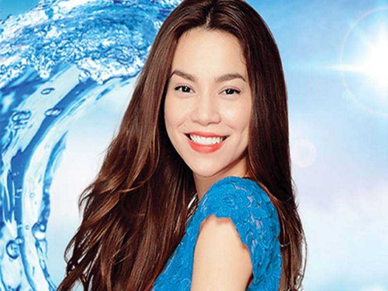 Không chỉ Hoài Linh bị nhãn hàng tẩy chay vì scandal, nhiều sao Việt cũng từng rơi vào trường hợp tương tự. Hồ Ngọc Hà là một trong số đó. Năm 2015, vì tin đồn người thứ ba, Hồ Ngọc Hà bị một số nhãn hàng tạm thời gỡ hình ảnh đại diện. Ảnh: Khám phá