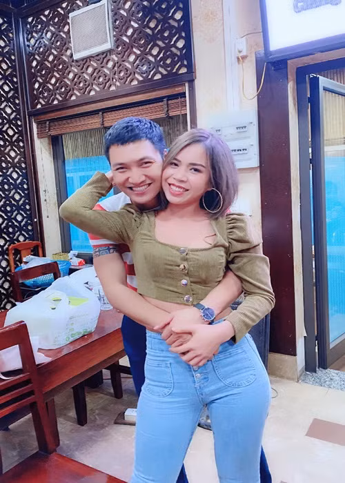  Mạnh Trường đóng cặp với không ít mỹ nhân Việt. Ngoài đời, nam diễn viên phim "Hương vị tình thân" đã lập gia đình. Bà xã của anh tên Lan Phương, không hoạt động nghệ thuật.