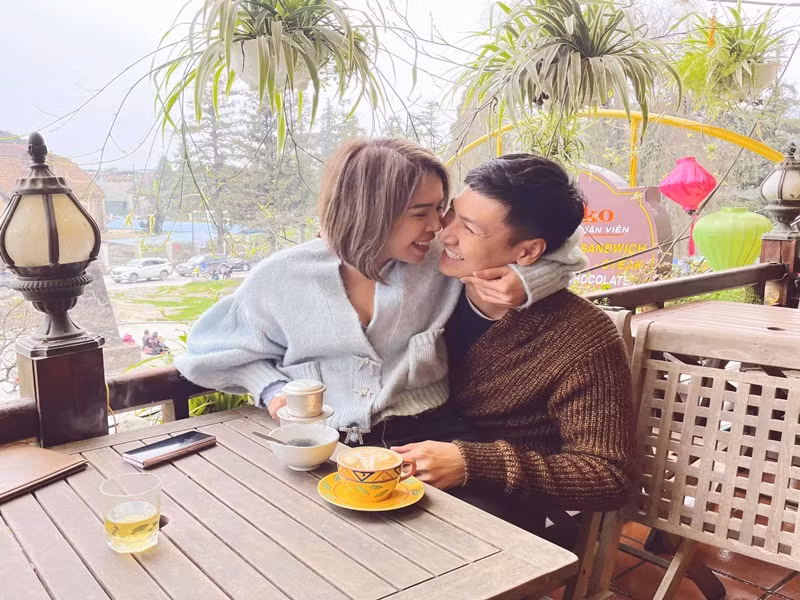 Mạnh Trường chia sẻ trong một cuộc phỏng vấn, Lan Phương như một người bạn tri kỷ suốt bao nhiêu năm, cả hai rất gần gũi, dễ chia sẻ và hiểu nhau.