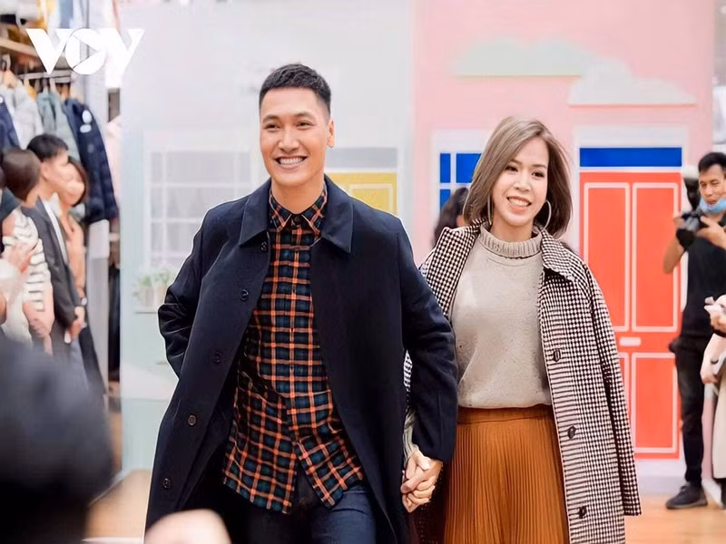 Mạnh Trường còn thường xuyên gửi những lời ngôn tình đến bà xã trên mạng xã hội.