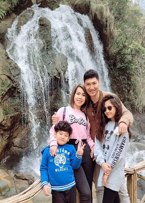 Nam diễn viên khẳng định, anh vẫn yêu thương nâng niu bà xã của mình như ngày đầu mới yêu. Kể cả sau này, Mạnh Trường vẫn như vậy.