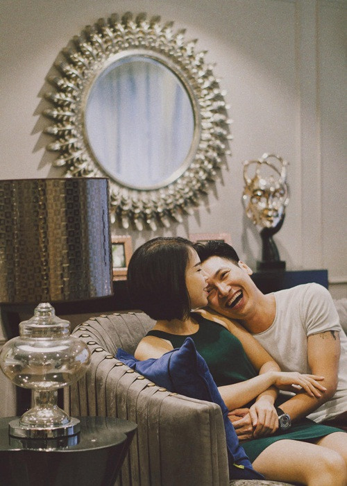 Bà xã của Mạnh Trường không ghen khi chồng đóng cặp với các bạn diễn nữ xinh đẹp. Mạnh Trường cho biết, bất cứ phim nào anh nhận có cảnh nhạy cảm thì anh đều nói trước với bà xã.