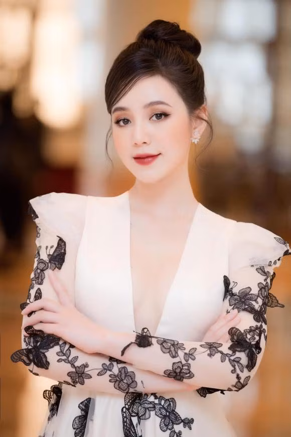 Nhan sắc của Quỳnh Kool xinh và sắc sảo hơn trước rất nhiều.