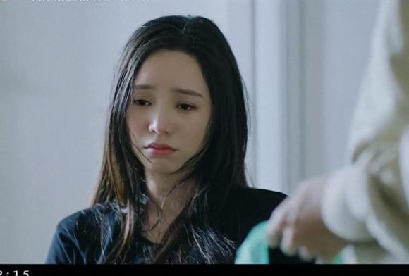 Cùng với độ hot của phim, cuộc sống ngoài đời của Quỳnh Kool cũng được chú ý. Mới đây, cô nàng tung loạt ảnh khi còn học cấp ba và đại học của mình. So sánh ảnh cũ với hiện tại, có thể thấy nhan sắc của Quỳnh Kool ngày càng lên hương.Cũng bởi thế mà cô nàng từng vướng nghi án phẫu thuật thẩm mỹ. Nhưng nữ diễn viên cho biết nhan sắc của bản thân là tự nhiên, không hề can thiệp dao kéo ngoài việc tiêm filler.