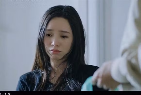 Cùng với độ hot của phim, cuộc sống ngoài đời của Quỳnh Kool cũng được chú ý. Mới đây, cô nàng tung loạt ảnh khi còn học cấp ba và đại học của mình. So sánh ảnh cũ với hiện tại, có thể thấy nhan sắc của Quỳnh Kool ngày càng lên hương.Cũng bởi thế mà cô nàng từng vướng nghi án phẫu thuật thẩm mỹ. Nhưng nữ diễn viên cho biết nhan sắc của bản thân là tự nhiên, không hề can thiệp dao kéo ngoài việc tiêm filler.