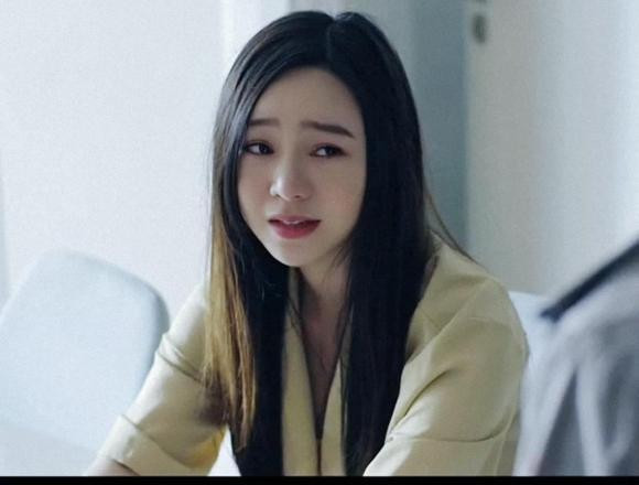 Quỳnh Kool là một trong những diễn viên trẻ phủ sóng phim Việt ở thời điểm hiện tại. Những bộ phim cô nàng tham gia phải kể đến như Đừng Bắt Em Phải Quên, Nhà Trọ Balanha, Hướng Dương Ngược Nắng... Gần nhất, Quỳnh Kool đóng vai Hoàng My trong phim Hãy Nói Lời Yêu.Trong những tập mới nhất, Hoàng My là nhân vật vừa đáng thương vừa đáng trách. Vì nhẹ dạ cả tin mà Hoàng My rơi vào bẫy tình của Bình "Sở Khanh" - một người đàn ông dẻo mỏ, đã có vợ. Kết cục, cô nàng bị chính thất đánh ghen, tung video lên mạng. Sau đó, Hoàng My ê chề, tủi nhục khi phải sống trong những lời gièm pha của người xung quanh và bạn bè.