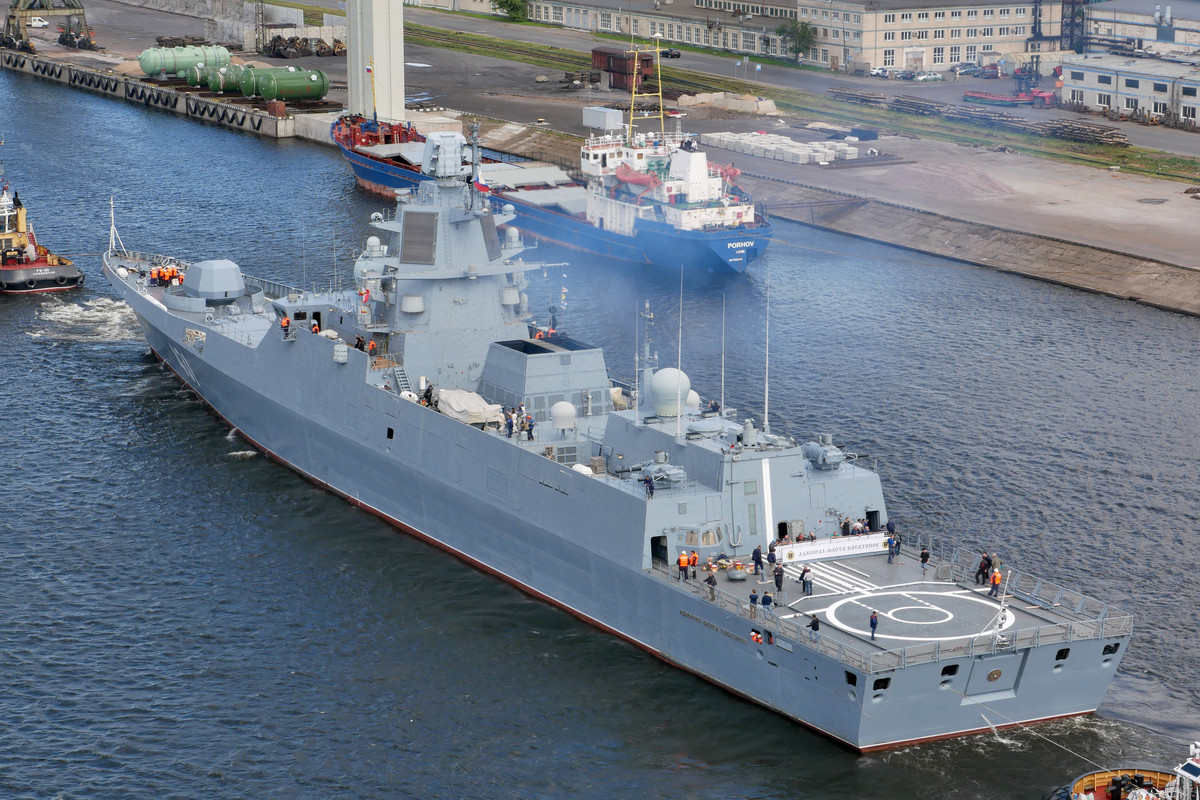 Hỏa lực phòng không cũng có sẵn hai phương án đó là mang theo tổ hợp tên lửa tầm trung Shtil-1 với 36 đạn đánh chặn 9M317ME tầm xa 50 km, hoặc hệ thống phòng không trên hạm Rif-M với 32 tên lửa 48N6E2 tầm xa 195 km, tạo ra ô phòng không cực kỳ tin cậy. Nguồn ảnh: forums.airbase.ru.