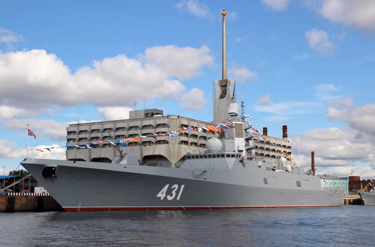 Theo đó tại Triển lãm IDMS-2019, Rosoboronexport đã chính thức chào bán lớp tàu khinh hạm Đề án 22356 cho các khách hàng và đối tác tiềm năng. Bản thân Đề án 22356 còn được biết đến nhiều như biến thể xuất khẩu của Đề án 22350 hay còn được gọi là Đô đốc Gorshokov. Nguồn ảnh: forums.airbase.ru.