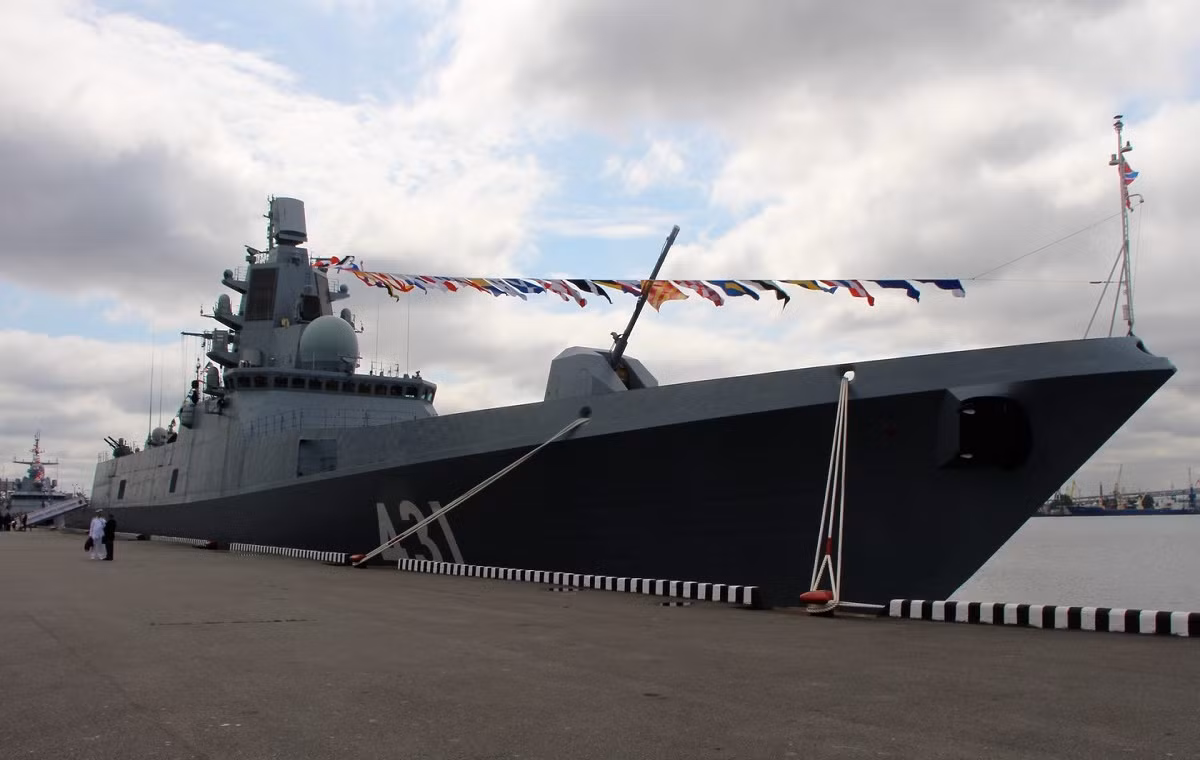 Khinh hạm Đề án 22356 được thiết kế với nhiệm vụ tiêu diệt mọi mục tiêu đường không, trên và trong mặt biển của đối phương, đi kèm năng lực tấn công mặt đất rất mạnh thông qua dàn tên lửa hùng hậu. Nguồn ảnh: forums.airbase.ru.