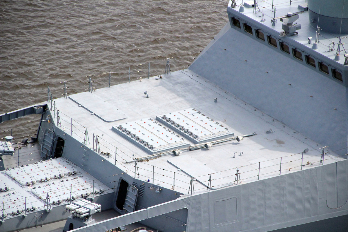 Tàu có chiều dài 135 m; chiều rộng 16,4 m; mớn nước 4,53 m; lượng giãn nước đầy tải 4.550 tấn; tốc độ tối đa 29,5 hải lý/h; tầm hoạt động 4.500 hải lý; thời gian bám biển liên tục 30 ngày. Nguồn ảnh: forums.airbase.ru.