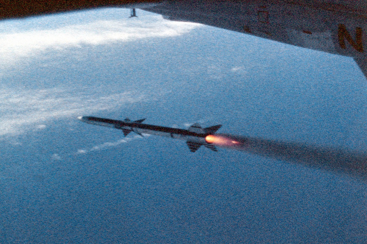 Về tầm bắn, tùy từng biến thể tên lửa mà có tầm bắn tên lửa, với loại AMRAAM đạt tầm phóng tối đa tới 105km. Với những thông số của 2 dòng tên lửa có thể dễ dàng nhận thấy, khả năng của chúng tương đương nhau, thậm chí R-77 còn nhỉnh hơn cả tên lửa AMRAAM.