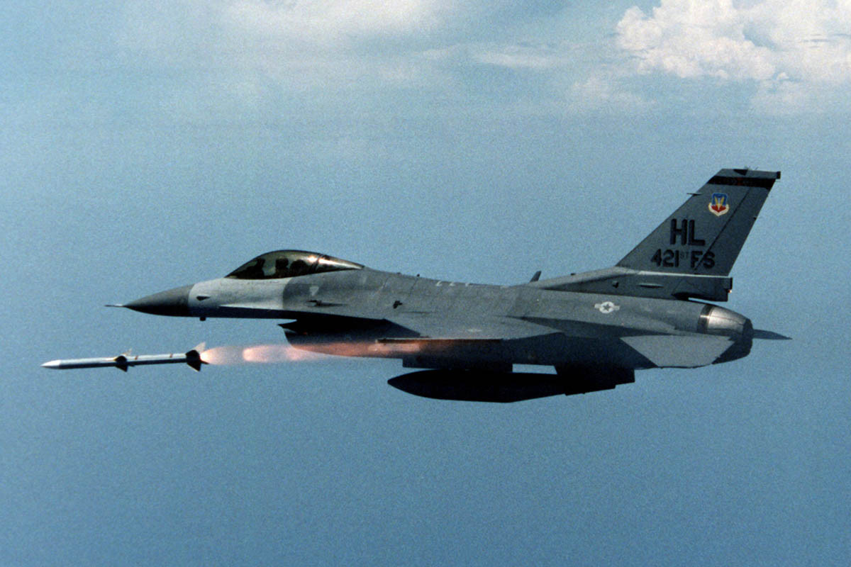 Với những khả năng của R-77 cho thấy, dòng tên lửa do Nga sản xuất sở hữu sức mạnh tương đương hoặc thậm chí nhỉnh hơn cả AMRAAM của Mỹ. Bởi theo National Interest, AMRAAM là tên lửa không đối không ngoài tầm nhìn hiện đại có khả năng chiến đấu trong mọi điều kiện thời tiết.