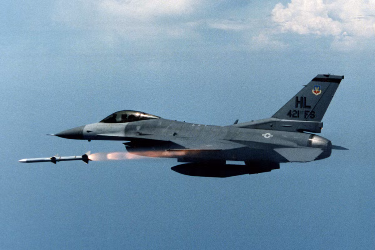 Với những khả năng của R-77 cho thấy, dòng tên lửa do Nga sản xuất sở hữu sức mạnh tương đương hoặc thậm chí nhỉnh hơn cả AMRAAM của Mỹ. Bởi theo National Interest, AMRAAM là tên lửa không đối không ngoài tầm nhìn hiện đại có khả năng chiến đấu trong mọi điều kiện thời tiết.