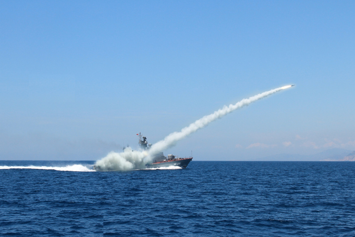 Sức mạnh và khả năng tác chiến trên biển của các tàu tên lửa Molniya cũng được thể hiện rõ thông qua các cuộc diễn tập trên biển gần đây do Quân chủng Hải quân tổ chức. Do đó việc chúng ta vẫn quan tâm tới lớp tàu chiến này là điều hoàn toàn dễ hiểu khi trong biên chế hải quân hiện tại có quá nhiều tàu chiến đã hết niên hạn sử dụng và Molniya là sự thay thế hoàn hảo nhất. Nguồn ảnh: Lao Động.