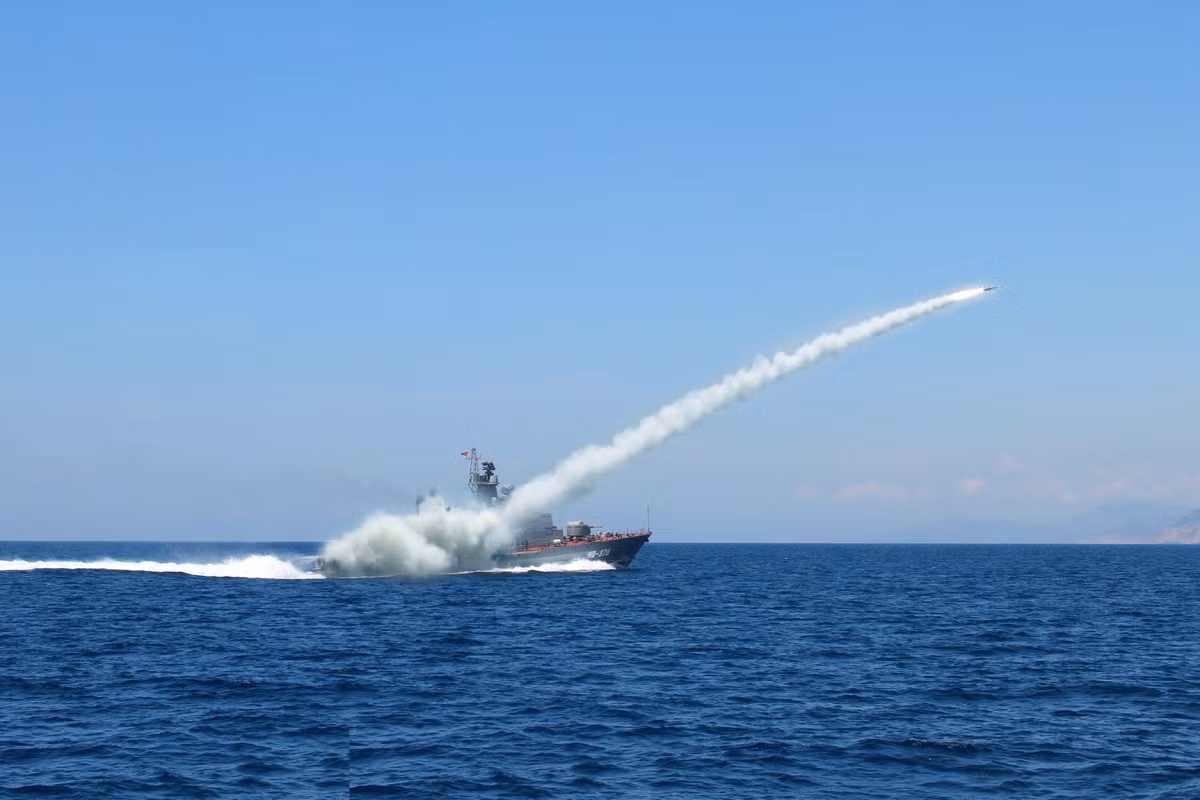 Sức mạnh và khả năng tác chiến trên biển của các tàu tên lửa Molniya cũng được thể hiện rõ thông qua các cuộc diễn tập trên biển gần đây do Quân chủng Hải quân tổ chức. Do đó việc chúng ta vẫn quan tâm tới lớp tàu chiến này là điều hoàn toàn dễ hiểu khi trong biên chế hải quân hiện tại có quá nhiều tàu chiến đã hết niên hạn sử dụng và Molniya là sự thay thế hoàn hảo nhất. Nguồn ảnh: Lao Động.