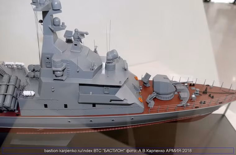 Ngoài ra còn một chi tiết đáng chú ý khác đó là mặc dù radar trinh sát đường không Pozitiv-ME vẫn được giữ lại nhưng đã thiếu vắng sự có mặt của radar điều khiển hỏa lực tên lửa chống hạm Garpun-Bal, hiện chưa rõ đây là cấu hình cho khách hàng lựa chọn bổ sung sau hay thiết kế mới chỉ có vậy. Nguồn ảnh: bastion-karpenko.