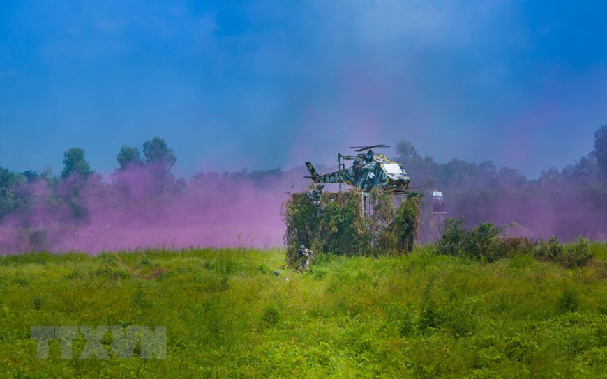 Ngày 7/7 tỉnh Hậu Giang tổ chức diễn tập khu vực phòng thủ cấp tỉnh năm 2019 với nội dung tiểu đoàn bộ binh tiến công địch đổ bộ đường không. Ảnh: Tình huống địch đổ bộ đường không. (Ảnh: Duy Khương/ TTXVN)