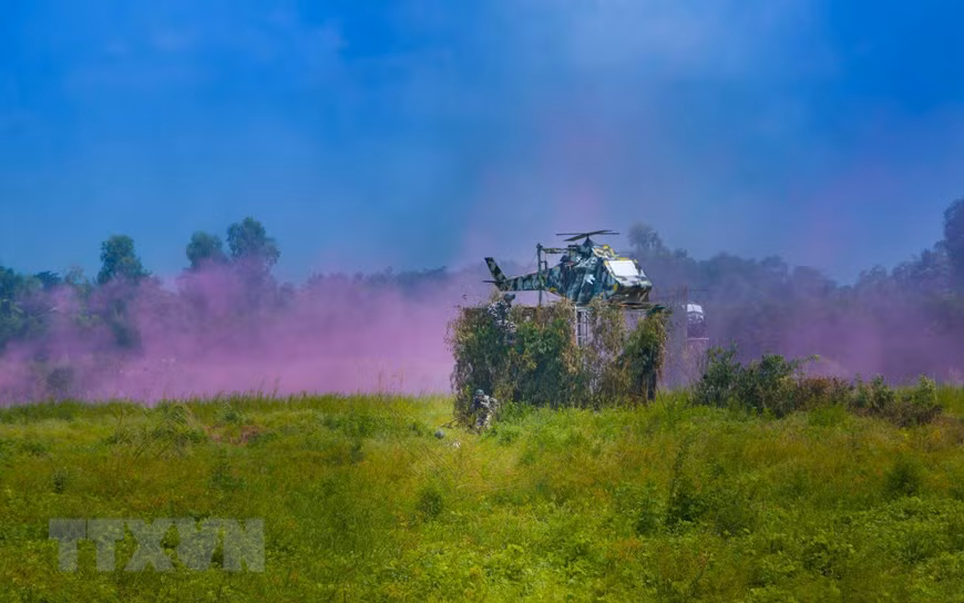 Ngày 7/7 tỉnh Hậu Giang tổ chức diễn tập khu vực phòng thủ cấp tỉnh năm 2019 với nội dung tiểu đoàn bộ binh tiến công địch đổ bộ đường không. Ảnh: Tình huống địch đổ bộ đường không. (Ảnh: Duy Khương/ TTXVN)