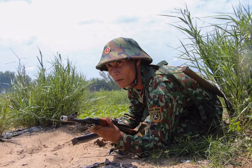 Lực lượng vũ trang tỉnh Hậu Giang thực hiện nội dung diễn tập đánh địch đổ bộ đường không. (Ảnh: Hồng Thái/TTXVN)