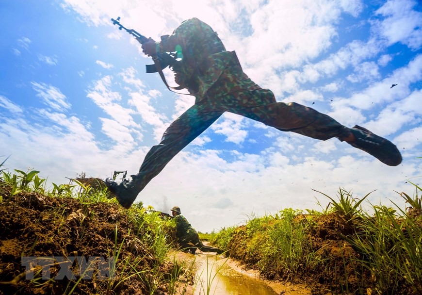 Bộ đội bộ binh tấn công địch. (Ảnh: Duy Khương/TTXVN)