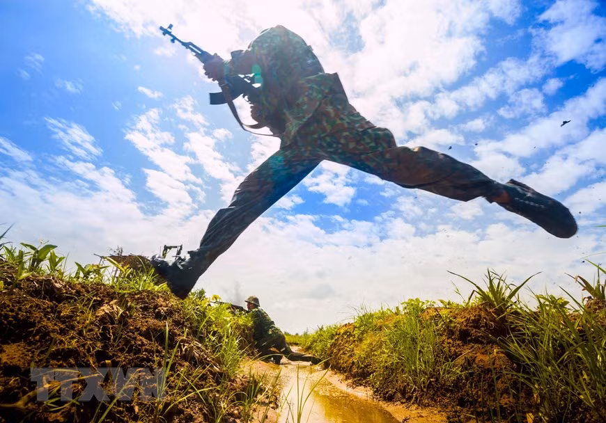 Bộ đội bộ binh tấn công địch. (Ảnh: Duy Khương/TTXVN)