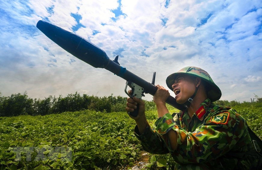 Bộ đội bộ binh tiến công máy bay địch. (Ảnh: Duy Khương/ TTXVN)