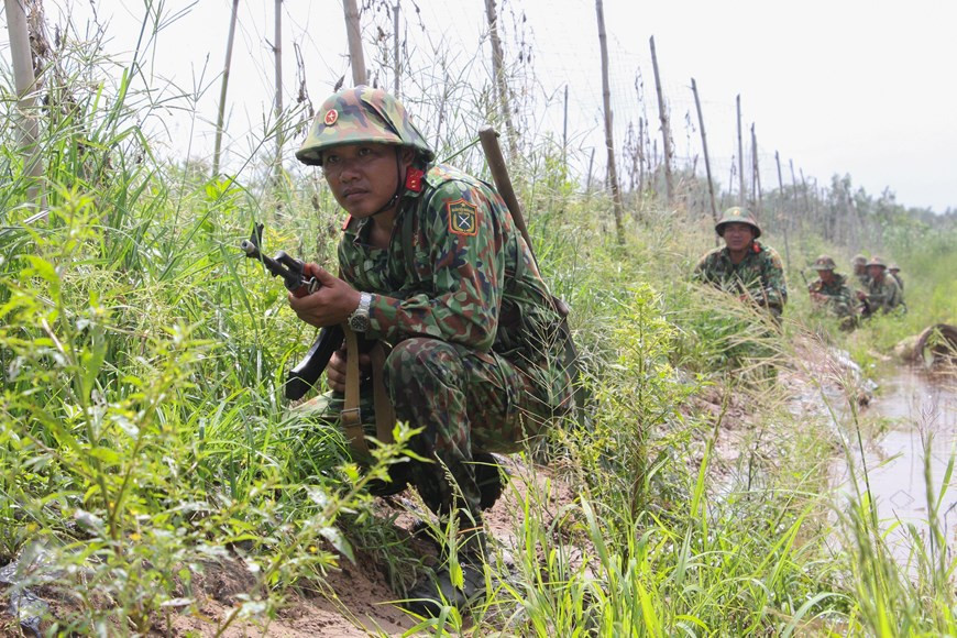 Lực lượng vũ trang tỉnh Hậu Giang thực hiện nội dung diễn tập đánh địch đổ bộ đường không. (Ảnh: Hồng Thái/TTXVN)