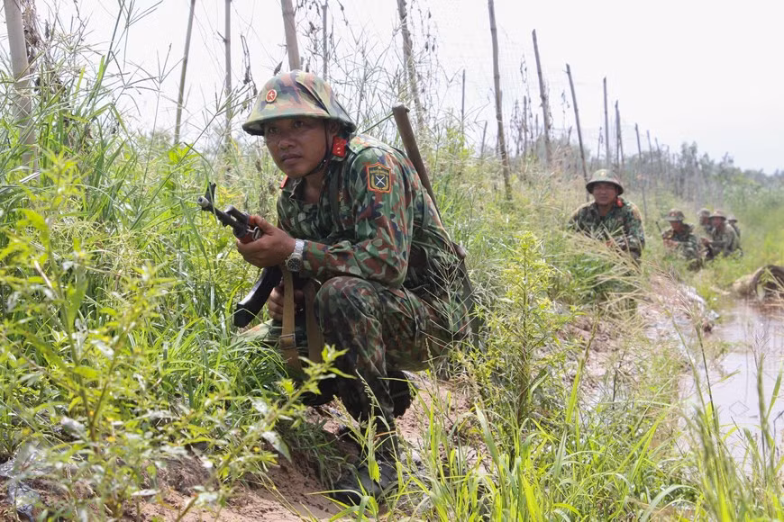 Lực lượng vũ trang tỉnh Hậu Giang thực hiện nội dung diễn tập đánh địch đổ bộ đường không. (Ảnh: Hồng Thái/TTXVN)