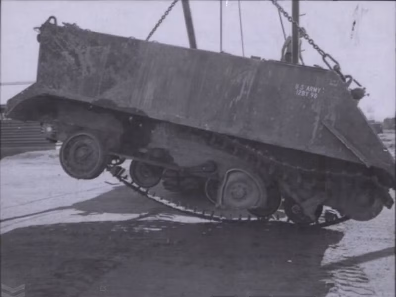 Điển hình như chiếc M113 này có phần bánh xích gần như bị phá nát và nhiều khả năng là bị tấn công bởi mìn chống tăng. Trong trường hợp này binh sĩ ngồi bên trong xe chắc chắn cũng chịu thương vong không hề nhẹ.