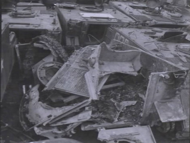 Còn chiếc M113 này phần thân xe bị phá hủy hoàn toàn và biến dáng tới mức không thể nhận ra.