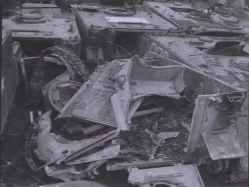 Còn chiếc M113 này phần thân xe bị phá hủy hoàn toàn và biến dáng tới mức không thể nhận ra.