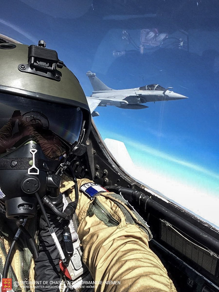 Phi cong Phap phan khich, chup selfie tren chien dau co Su-30