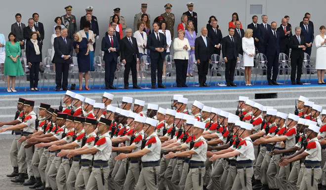 Buổi lễ có sự tham gia của binh đoàn Lê Dương nổi tiếng, lực lượng kỵ binh vũ trang diễu hành trên quảng trường Concorde. Quân đội Pháp huy động cả máy bay chiến đấu và nhiều đơn vị tăng - thiết giáp tham gia sự kiện này. Ảnh: AFP.