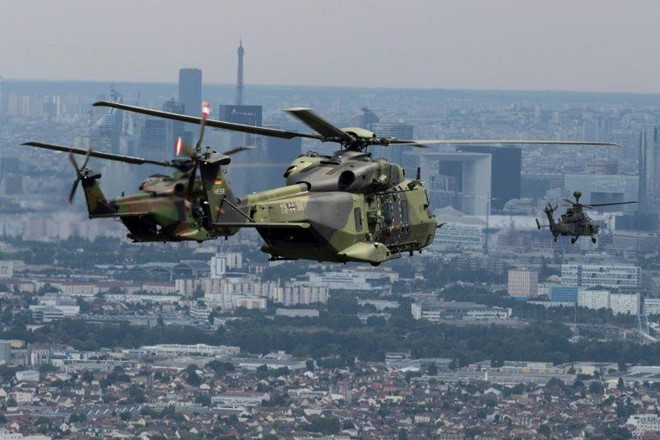 Trực thăng Chinook, biểu tượng của hợp tác phát triển quốc phòng Anh - Pháp, cũng được điều động tham gia diễu binh. Bộ Quốc phòng Anh đã triển khai 3 chiếc Chinook và 100 nhân sự tham gia chiến dịch gìn giữ hòa bình của Pháp tại khu vực Sahel ở phía bắc sa mạc Sahara. Ảnh: AFP.