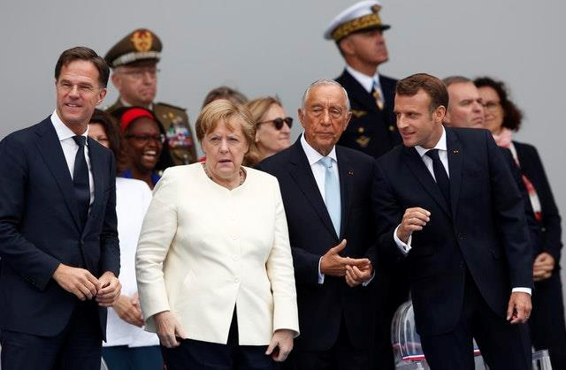 Thủ tướng Hà Lan Mark Rutte, Thủ tướng Đức Angela Merkel, Tổng thống Bồ Đào Nha Marcelo Rebelo de Sousa và Tổng thống Pháp Emmanuel Macron trên khu vực khán đài dành cho các quan chức cấp cao, dự lễ kỷ niệm quốc khánh Pháp ngày 14/7. Thủ tướng Anh Theresa May đã không tham gia như dự kiến. Ảnh: AP.