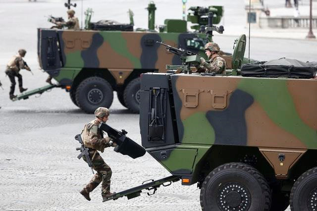 "Tổng thống Trump như một đại sứ tuyệt vời cho (ý tưởng) quốc phòng châu Âu", Bộ trưởng Quốc phòng Pháp Florence Parly trả lời tờ Parisien ngày 14/7. Bà cho rằng những lời đe dọa từ nhà lãnh đạo Mỹ làm tăng hoài nghi về cam kết an ninh của Washington với châu Âu. Ảnh: AP.