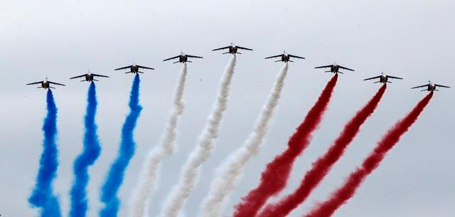 Tổng thống Macron xem việc thắt chặt hợp tác quốc phòng giữa các nước châu Âu là một trong những mục tiêu then chốt trong chính sách đối ngoại của nhiệm kỳ. Giới quan sát nhận định ông Macron vẫn không từ bỏ mục tiêu này bất chấp những biến động chính trị tại Đức và Anh thời gian qua. Ảnh: AP.