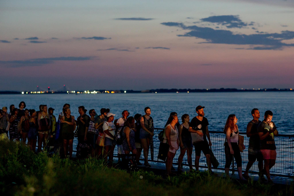 Các nhà hoạt động vì quyền động vật đã biểu tình bên ngoài đường đua New Jersey Shore, nơi nhiệt độ lên tới hơn 32 độ C. Ảnh: New York Times.