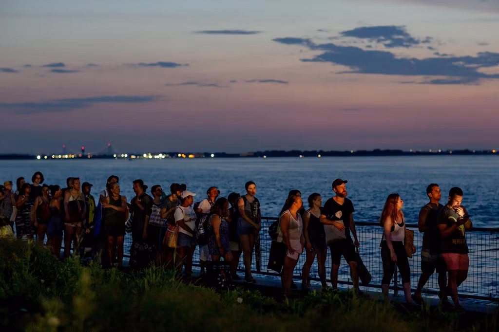 Các nhà hoạt động vì quyền động vật đã biểu tình bên ngoài đường đua New Jersey Shore, nơi nhiệt độ lên tới hơn 32 độ C. Ảnh: New York Times.