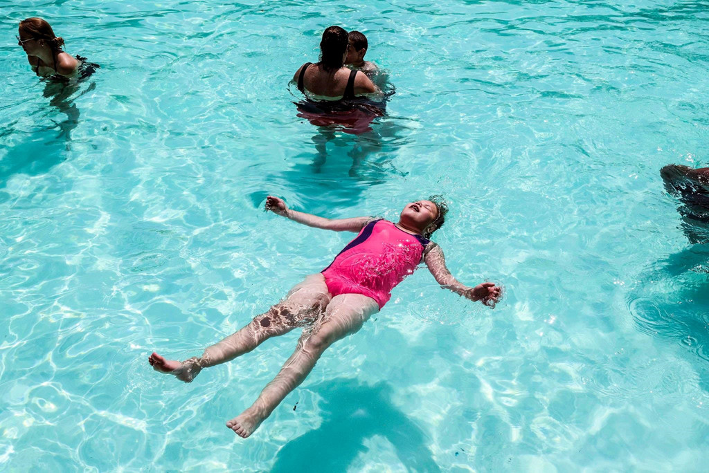 Tại Philadelphia, hàng trăm người đã được sơ tán khỏi khu vực bị mất điện. Ảnh: New York Times.