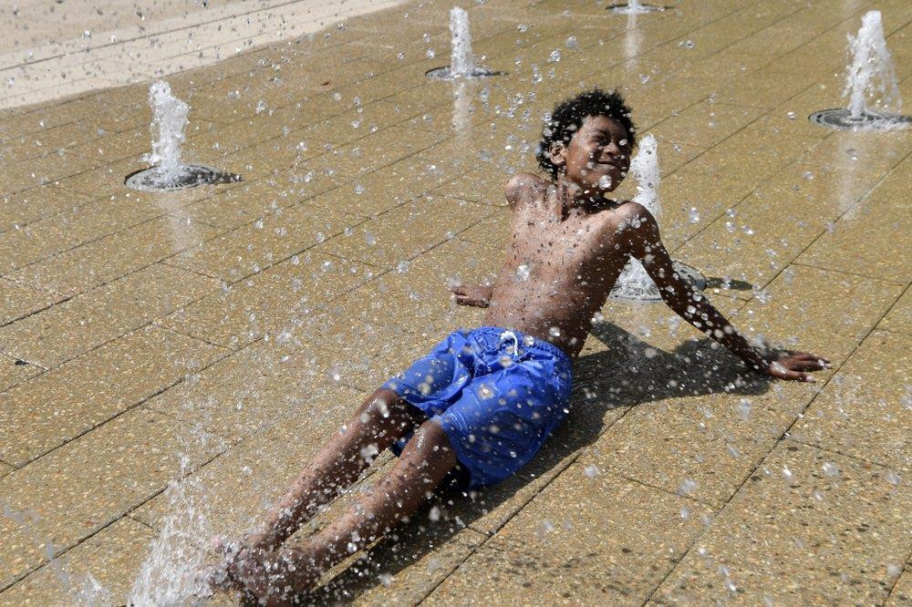 Theo các chuyên gia, với nhiệt độ cao kỷ lục hoặc gần kỷ lục vào ban đêm, thời tiết có thể gây nguy hiểm với người già, người bệnh và trẻ em, nếu không được trang bị máy lạnh.