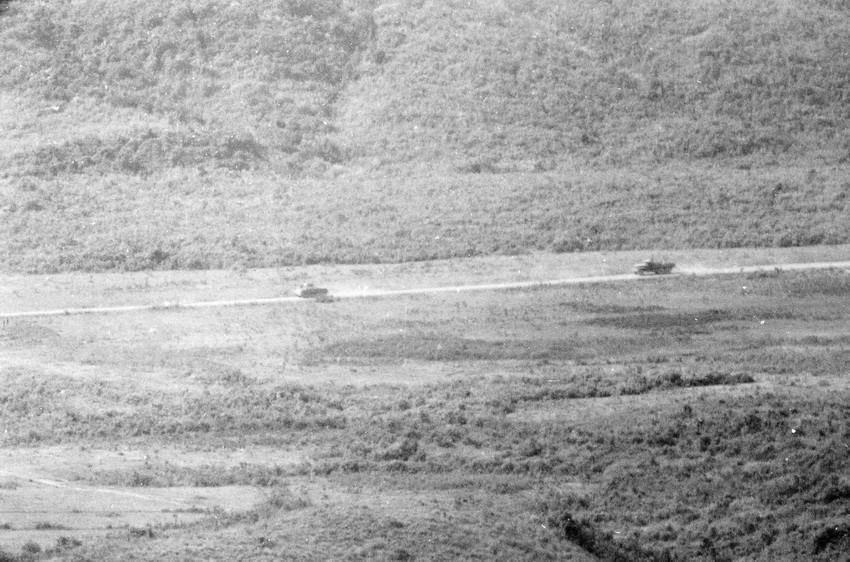 Xe tăng, xe bọc thép, xe vận tải quân sự của địch rút chạy rải rác khỏi căn cứ Khe Sanh. (Nguồn: Tư liệu/TTXVN)