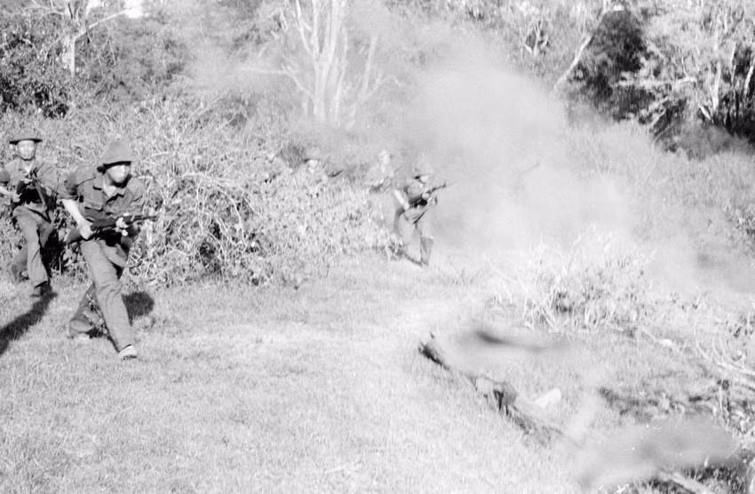 Đợt 4 của chiến dịch, quân giải phóng chuyển sang truy kích địch rút chạy bằng đường bộ và đường không, không để địch tháo chạy khỏi Khe Sanh. Tuyến đường 9 từ Ca Lu lên biên giới Việt-Lào dài hơn 40km được hoàn toàn giải phóng. (Nguồn: Tư liệu/TTXVN)