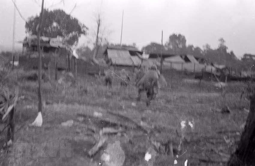 Quân giải phóng dũng mãnh xung phong, tấn công vào đồn địch ở chi khu quân sự quận lỵ Hướng Hóa. (Nguồn: Tư liệu TTXVN)